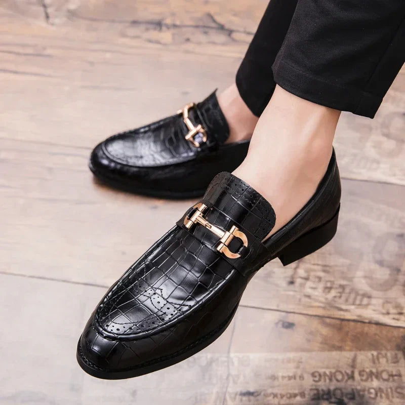 Mocassins com fivela em couro